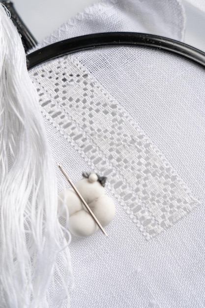 haftowane wzory na tkaninach